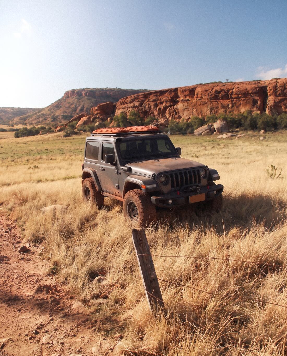 Dustline Overland demo, Jeep with recovery boards, frame 2