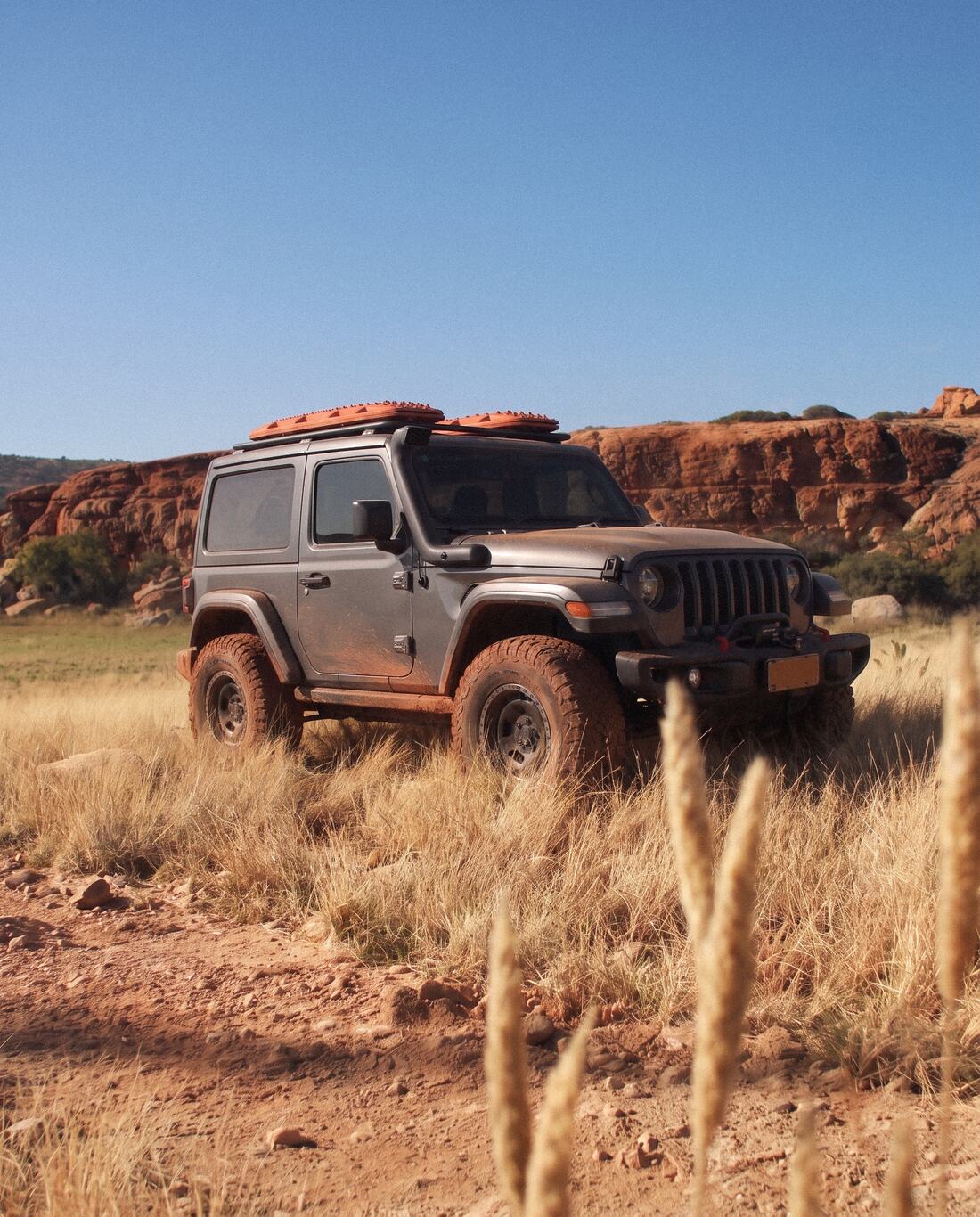 Dustline Overland demo, Jeep with recovery boards, frame 3