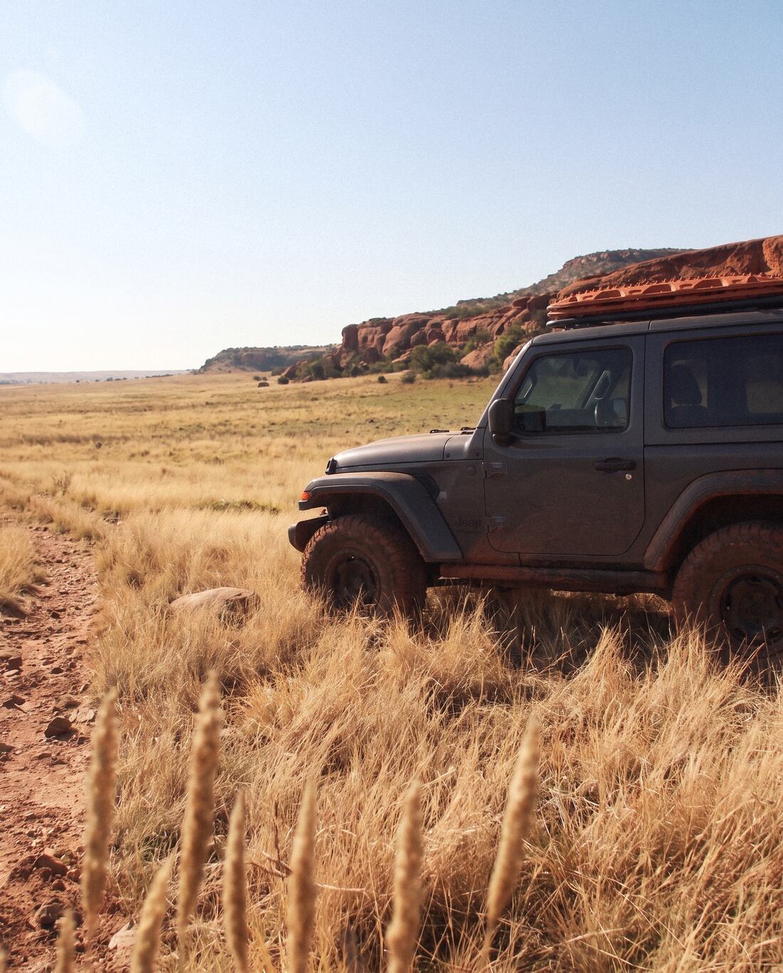 Dustline Overland demo, Jeep with recovery boards, frame 4