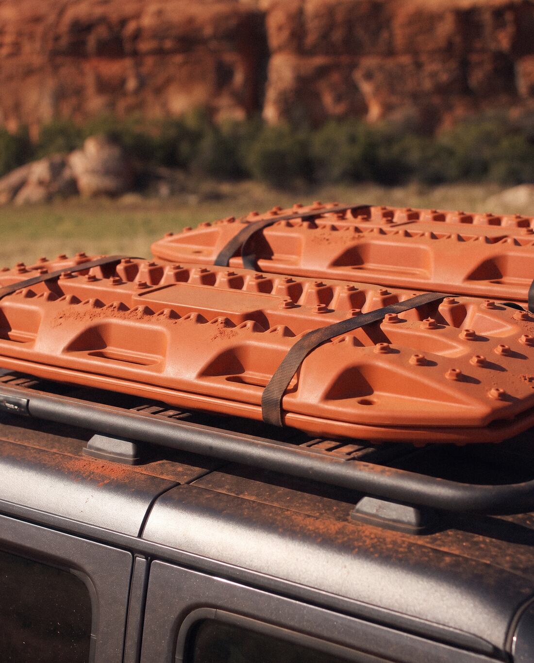 Dustline Overland demo, Jeep with recovery boards, frame 5