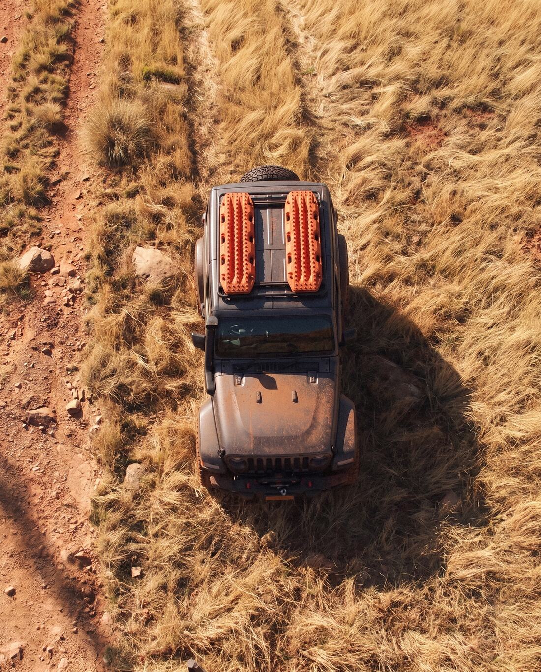 Dustline Overland demo, Jeep with recovery boards, frame 6